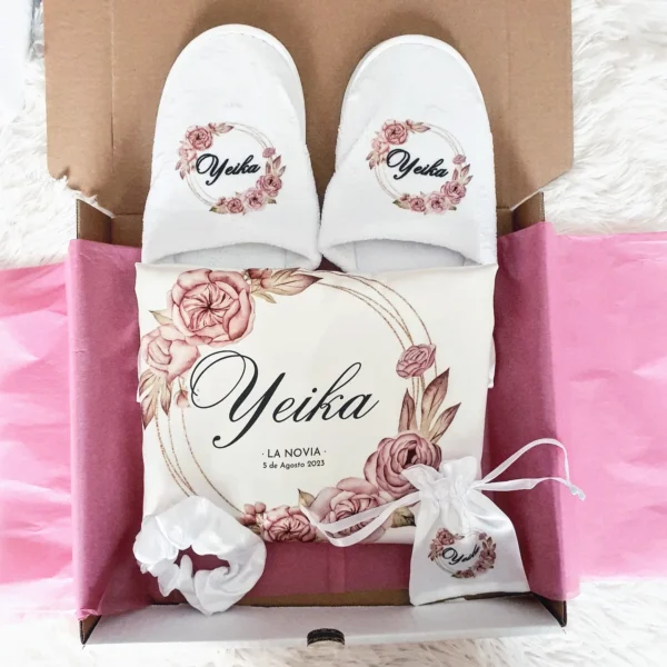 ¡Sumérgete en la elegancia nupcial con nuestro exclusivo pack: una bata blanca de novia personalizada con estampado de corona floral y zapatillas a juego, todo en un diseño único que te encantará! Este pack excepcionalmente coordinado está diseñado para añadir un toque de estilo y comodidad a tus momentos previos a la boda. Nuestra bata blanca de novia personalizada es un tributo a la pureza y la belleza del día de tu boda. El estampado de corona floral añade un toque de delicadeza y majestuosidad, creando una conexión con la realeza y la maravilla de este momento especial. La personalización agrega un toque personal a cada bata, asegurando que lleves contigo un diseño único y significativo. Las zapatillas estampadas a juego completan el conjunto, ofreciendo comodidad y estilo mientras te preparas para tu gran día. Cada paso que des será una declaración de gracia y elegancia, desde el momento en que te pones las zapatillas hasta el instante en que caminas hacia el altar. Este pack exclusivo ofrece una experiencia de lujo desde el primer momento. El diseño único y coordinado de la bata y las zapatillas crea una sensación de armonía y preparación, mientras que el proceso de personalización añade un toque de singularidad y significado. Ya sea que elijas un estilo de bata más tradicional o uno más moderno y llamativo, nuestro pack exclusivo de bata blanca de novia personalizada con estampado de corona floral y zapatillas estampadas a juego es la elección perfecta para una novia que busca un equilibrio entre estilo y confort. Celebra el amor y la belleza en tu día especial con un pack que captura la esencia misma de la realeza y la elegancia.