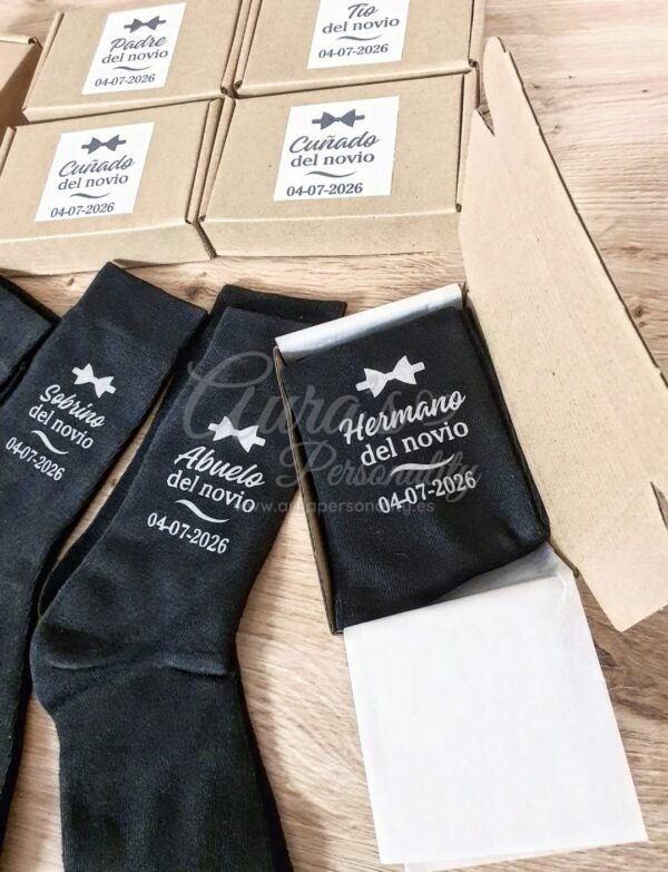 Calcetines de boda negros personalizados con fecha y nombres en caja de regalo para novio o padrino.
