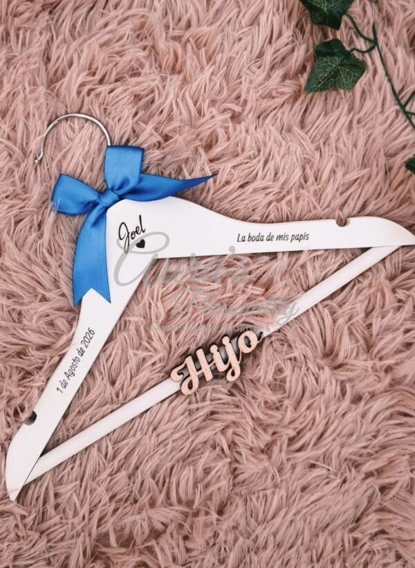 Percha de madera infantil personalizada para bodas en color blanco con nombre grabado Joel, fecha 1 de Agosto de 2026, lazo azul real y frase La boda de mis papis junto a relieve Hijo, de Aura's Personality
