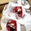 Esfera Navideña roja de plástico personalizada con nombre y lazo para decoración de árbol