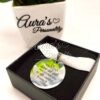 Medalla para ramo de novia de acero pulido de 3,5 cm grabada con la frase espiritual Un trocito de cielo nos acompaña hoy Amén con cruz, en caja negra