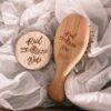 Set de cepillo de pelo de madera de bambú y espejo de bolsillo circular grabados a láser con nombres Raúl y Nati y fecha 19 Sept. de 2026 de la tienda Aura's Personality