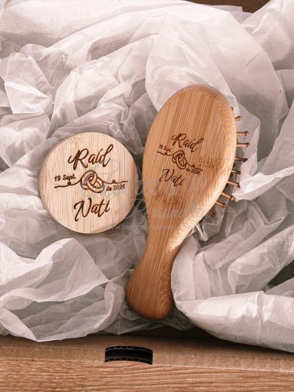 Set de cepillo de pelo de madera de bambú y espejo de bolsillo circular grabados a láser con nombres Raúl y Nati y fecha 19 Sept. de 2026 de la tienda Aura's Personality