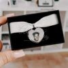 Medalla ramo de novia forma corazon personalizada con foto grabado acero inoxidable.