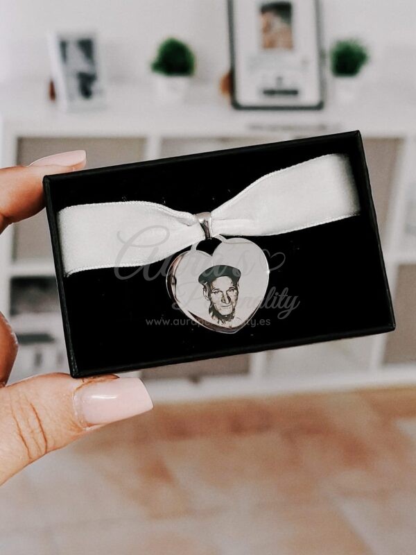 Medalla ramo de novia forma corazon personalizada con foto grabado acero inoxidable.