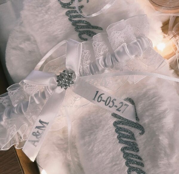 Liga de novia personalizada con encaje lazo broche joya iniciales A y M y fecha de boda.