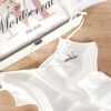 Camisón de novia blanco de satén personalizado con nombre Montserrat y diseño floral en caja de Aura's Personality.