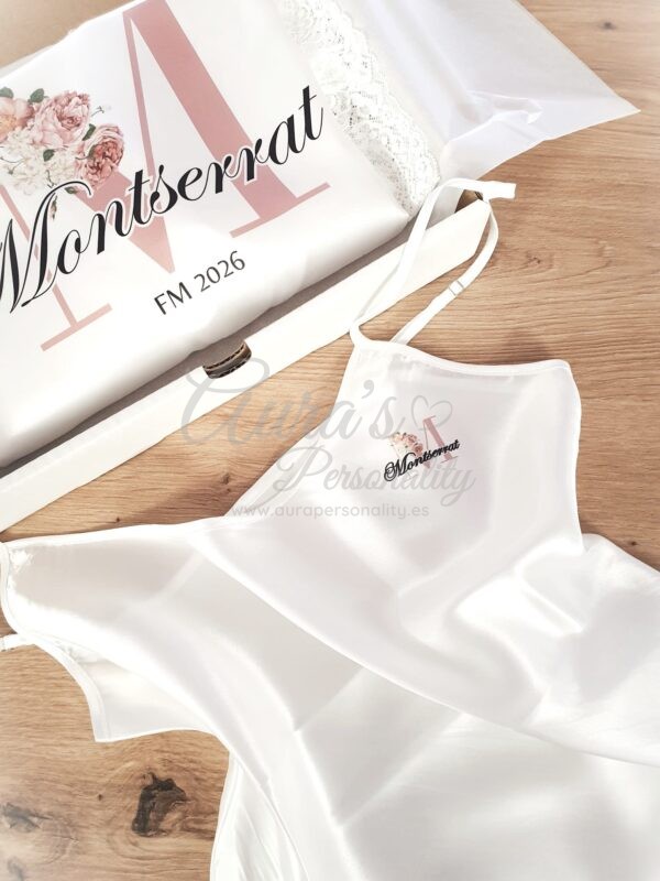 Camisón de novia blanco de satén personalizado con nombre Montserrat y diseño floral en caja de Aura's Personality.