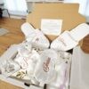 Pack nupcial premium personalizado para Jesica con bata de encaje, camisón corto liso, antifaz de satén, zapatillas básicas cerradas y bolígrafo en caja.