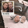 Gemelos personalizados de acero inoxidable de calidad y 2cm de tamaño para novio con grabado de foto ilustrada de Diana y Jesús presentados en caja de joyería de la tienda Aura's Personality
