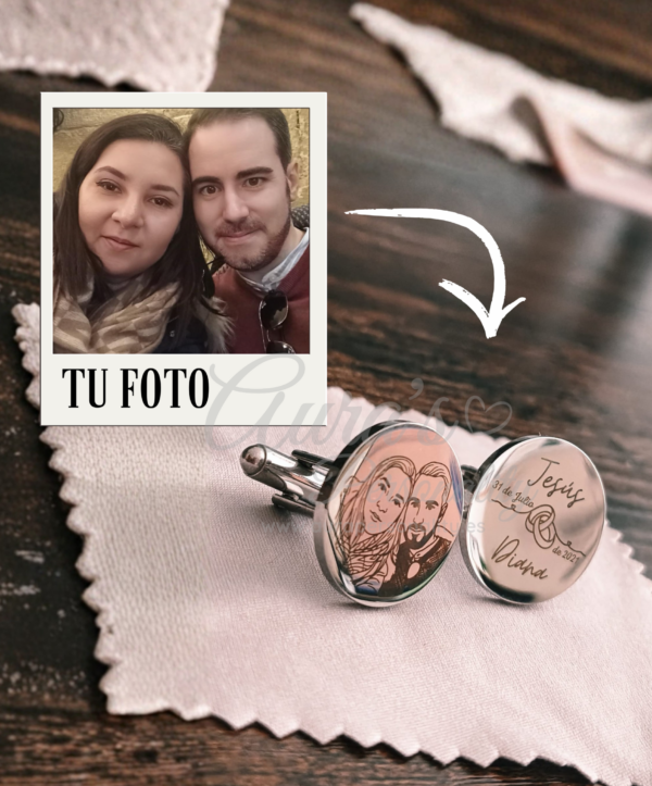 Gemelos personalizados de acero inoxidable de calidad y 2cm de tamaño para novio con grabado de foto ilustrada de Diana y Jesús presentados en caja de joyería de la tienda Aura's Personality