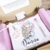 Kit de comunión personalizado modelo Danna con bata de satén, bolígrafo diamante rosa y accesorios textiles