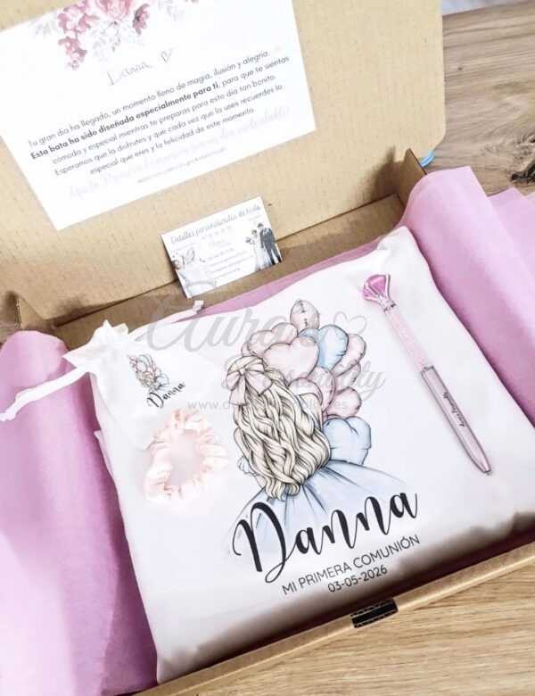 Kit de comunión personalizado modelo Danna con bata de satén, bolígrafo diamante rosa y accesorios textiles