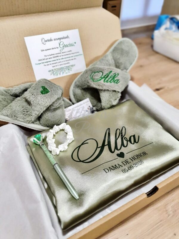 Set de regalo premium para dama de honor en color verde con bata de satén lisa, pantuflas de pelo cruzadas y boli diamante.