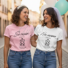 Novia con velo y dama de honor con camisetas personalizadas de despedida "Nos casamos" y "Se casan" en blanco y rosa.