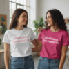 Dos modelos sonrientes con camisetas personalizadas de despedida de soltera en color blanco y rosa fucsia con texto diseñado a medida.