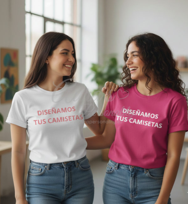 Dos modelos sonrientes con camisetas personalizadas de despedida de soltera en color blanco y rosa fucsia con texto diseñado a medida.