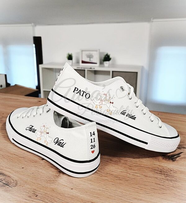 Zapatillas de lona blanca personalizadas para boda con nombres fecha e ilustracion de patos boceto previo