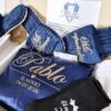 Set de novio personalizado con bata azul marino, zapatillas de terciopelo y calcetines con fecha de boda en caja de regalo