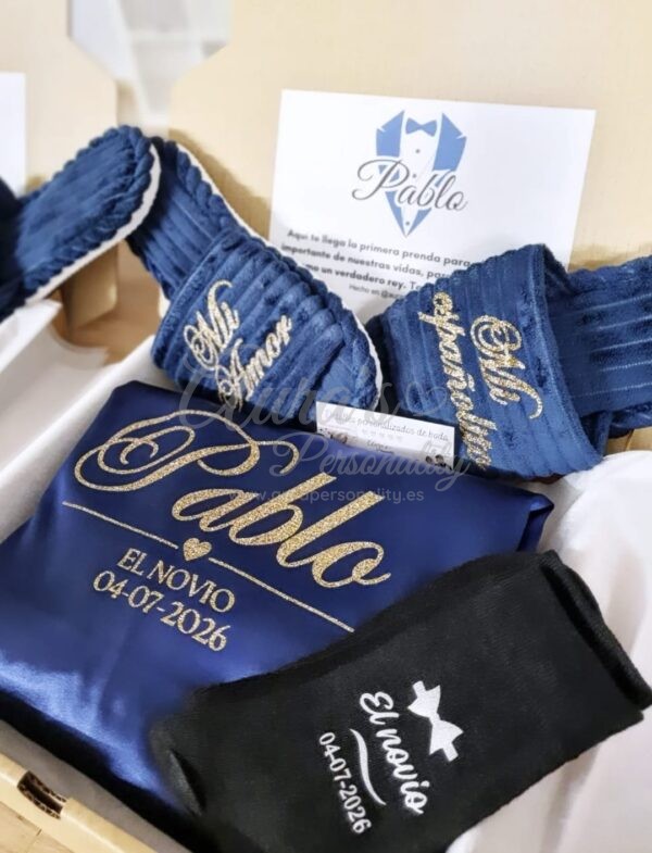 Set de novio personalizado con bata azul marino, zapatillas de terciopelo y calcetines con fecha de boda en caja de regalo
