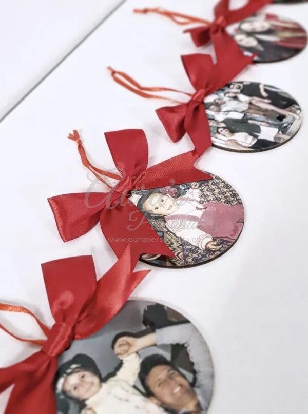 Esfera de Navidad de madera personalizada con foto de familia y texto grabado