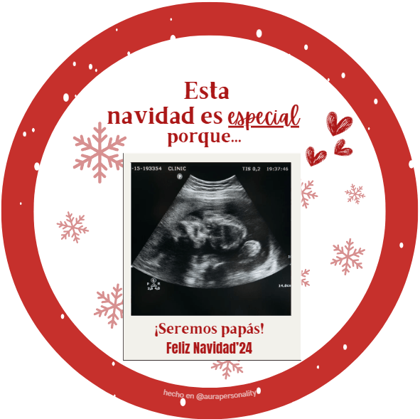 Anuncia la llegada de un nuevo integrante con nuestra esfera personalizada: ¡La magia de la primera Navidad en 3! En Aura Personality, sabemos que la noticia de un bebé en camino es uno de los momentos más emocionantes y felices en la vida de una familia. Por eso, hemos creado una esfera navideña personalizada, ideal para anunciar esta maravillosa noticia durante las festividades. Celebra y comparte la noticia con estilo Imagina la emoción de tus seres queridos al descubrir tu mensaje especial: ¡Nuestra primera Navidad en 3! o Vamos a ser papás. Nuestra esfera personalizada permite incluir la foto de tu ecografía junto con nombres o un texto significativo, creando un recuerdo que quedará grabado en los corazones de todos. ¿Qué hace especial nuestra esfera para anunciar la llegada de un bebé? Diseño emotivo y único: Perfecto para destacar este momento tan especial. Personalización completa: Añade la foto de la ecografía, nombres y un mensaje especial. Material de alta calidad: Ideal para conservar este recuerdo inolvidable por años. Un detalle sorpresa: Sorprende a tus seres queridos durante una cena navideña o en la decoración del árbol. Convierte tu anuncio en un momento inolvidable Desde la alegría de la primera Navidad en pareja hasta la emoción de convertirse en papás, esta esfera simboliza el comienzo de una nueva etapa en tu familia. Será un detalle que capturará el amor y la ilusión de este gran anuncio, y que quedará como parte de tus recuerdos navideños más entrañables. Haz de esta Navidad algo único. Personaliza tu esfera de anuncio en Aura Personality y comparte la noticia más feliz de una manera creativa y conmovedora. 🎄✨ ¡No esperes más! Compra ahora y lleva la magia de esta primera Navidad en 3 directamente al corazón de tu familia.