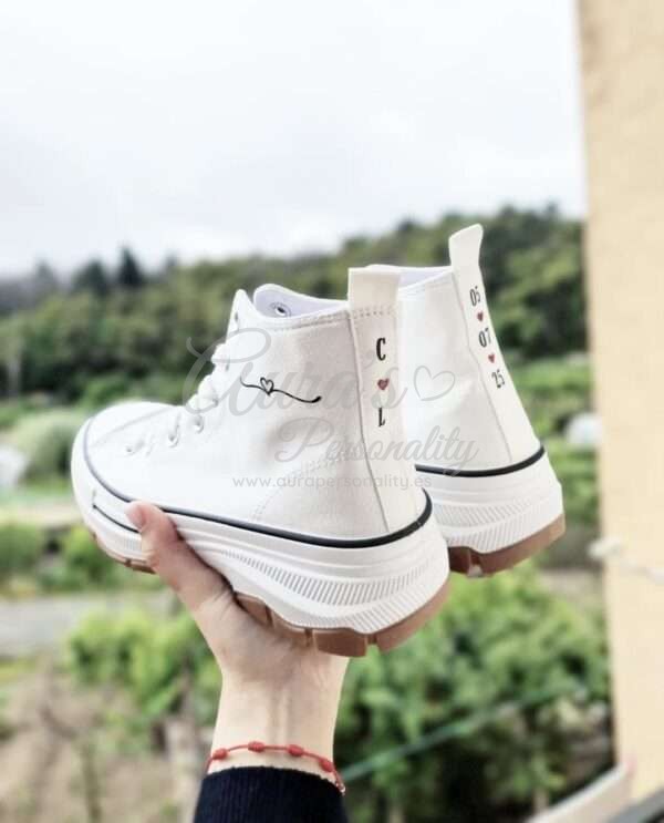 Zapatillas blancas personalizadas para novia con plataforma de 4 cm, diseño con fecha, iniciales y corazón, perfectas para bodas románticas.