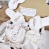 Set de novia personalizado de lujo Aura's Personality con bata, zapatillas y antifaz bordados. Presentación en caja de regalo para el día de la boda.