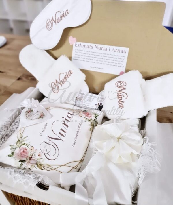 Set de novia personalizado de lujo Aura's Personality con bata, zapatillas y antifaz bordados. Presentación en caja de regalo para el día de la boda.