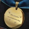 Medalla para ramo de novia de acero inoxidable color oro grabada con la frase "Un trocito de cielo nos acompaña hoy".