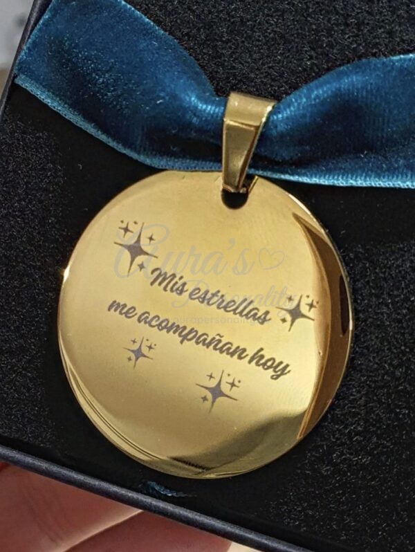 Medalla para ramo de novia de acero inoxidable color oro grabada con la frase "Un trocito de cielo nos acompaña hoy".