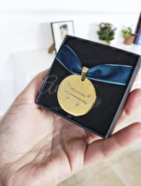 Medalla para ramo de novia de acero inoxidable color oro grabada con la frase "Un trocito de cielo nos acompaña hoy".