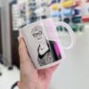 Taza de cerámica personalizada con ilustración de una mujer en estilo minimalista de líneas con cabello negro relleno.