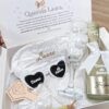 Set de regalo para Dama de Honor Laura, incluyendo copa personalizada, antifaz, gafas de corazón y mini botella de Freixenet, con carta de propuesta.