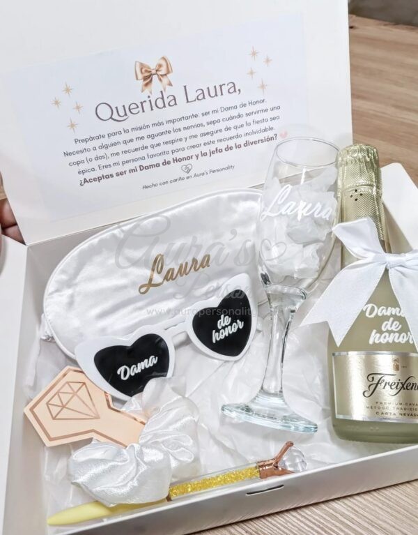 Set de regalo para Dama de Honor Laura, incluyendo copa personalizada, antifaz, gafas de corazón y mini botella de Freixenet, con carta de propuesta.