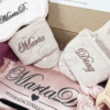 Pack personalizado Marta Díaz con bata de encaje rosa, zapatillas de pelo, antifaz y bolígrafo diamante de Aura's Personality.