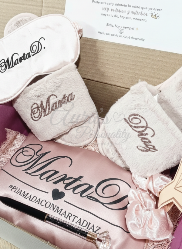 Pack personalizado Marta Díaz con bata de encaje rosa, zapatillas de pelo, antifaz y bolígrafo diamante de Aura's Personality.
