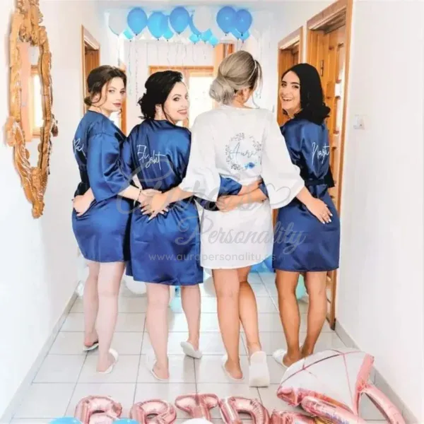 Batas de novia y damas de honor personalizadas en color azul marino y blanco con nombres bordados y globos de celebración.