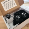 Pack de regalo personalizado para hombre con taza con foto, calcetines negros y dedicatoria en caja blanca.