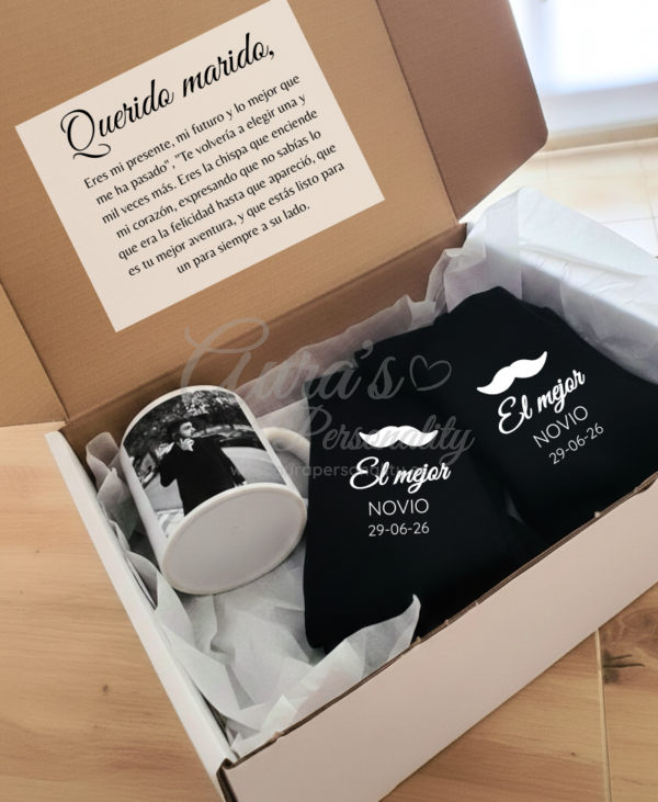 Pack de regalo personalizado para hombre con taza con foto, calcetines negros y dedicatoria en caja blanca.