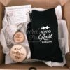 Caja de regalo personalizada para novio Raúl con calcetines negros grabados, llavero de madera y abridor magnético con fecha 19.09.2026 de la tienda Aura's Personality