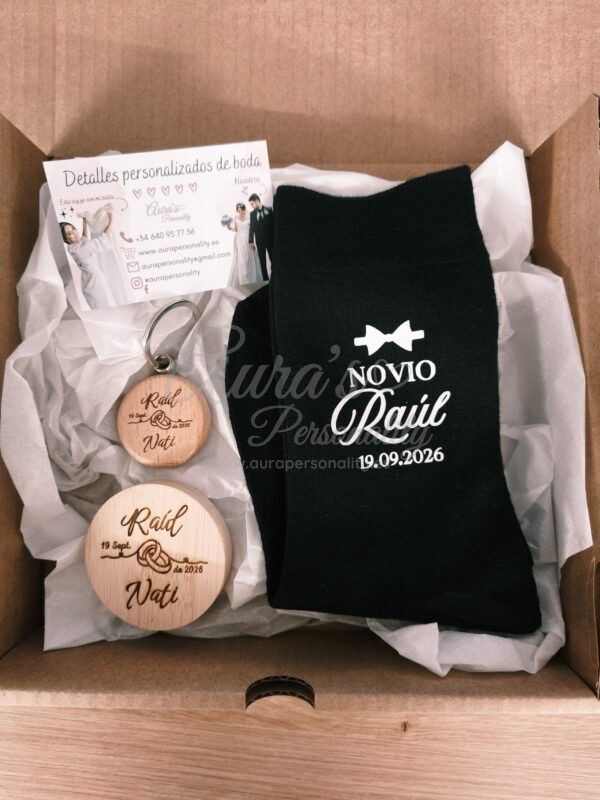 Caja de regalo personalizada para novio Raúl con calcetines negros grabados, llavero de madera y abridor magnético con fecha 19.09.2026 de la tienda Aura's Personality