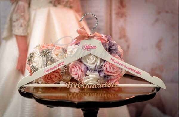 Percha de madera blanca personalizada para comunión con nombre "Maria" y fecha grabada en brazos laterales