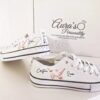 Zapatillas blancas de boda personalizadas con ilustración de manos entrelazadas en acuarela junto a la caja de Aura's Personality.