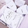 Pack nupcial personalizado Irene con bata de encaje blanca, pijama, zapatillas universales de 28cm, bolígrafo diamante y coletero en caja de regalo.