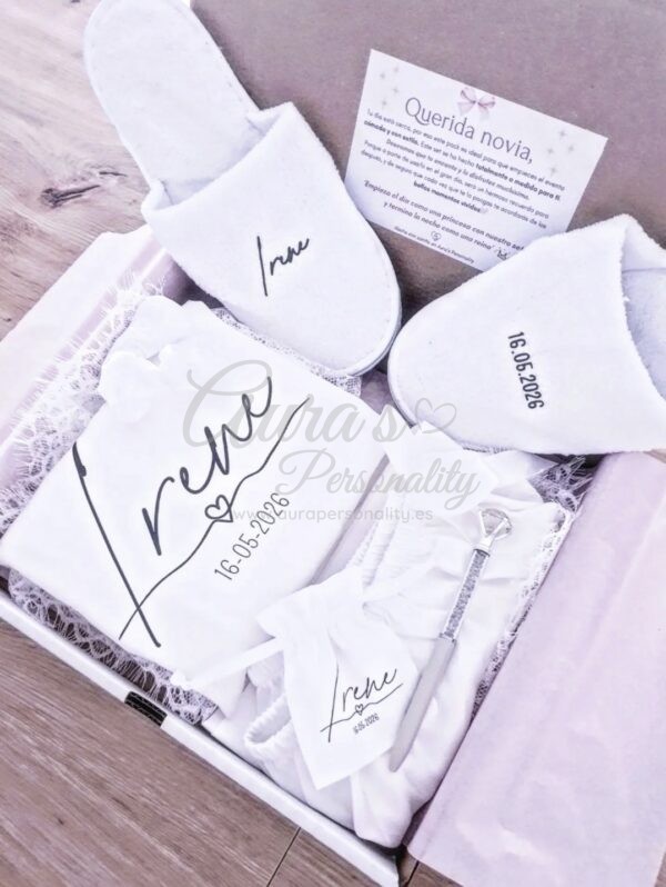 Pack nupcial personalizado Irene con bata de encaje blanca, pijama, zapatillas universales de 28cm, bolígrafo diamante y coletero en caja de regalo.