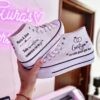 Zapatillas de novia personalizadas de caña alta con plataforma, frases románticas en negro y corazones en purpurina roja, modelo Marta y Álvaro.