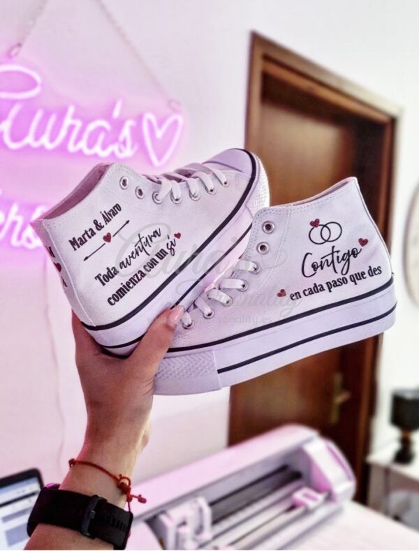 Zapatillas de novia personalizadas de caña alta con plataforma, frases románticas en negro y corazones en purpurina roja, modelo Marta y Álvaro.