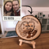 Rodaja de madera personalizada de 10cm con retrato ilustrado de Diana y Jesús grabado a láser sobre caballete de madera para regalar a testigos o parejas de la tienda Aura's Personality