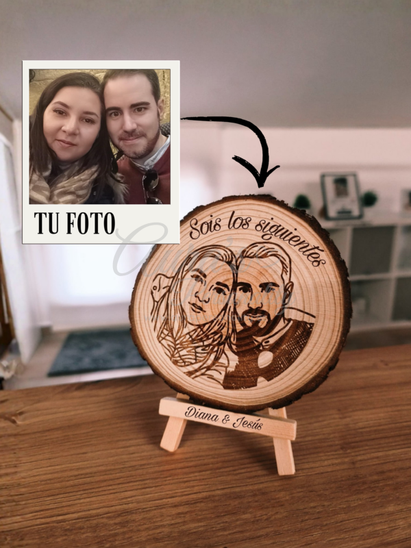 Rodaja de madera personalizada de 10cm con retrato ilustrado de Diana y Jesús grabado a láser sobre caballete de madera para regalar a testigos o parejas de la tienda Aura's Personality